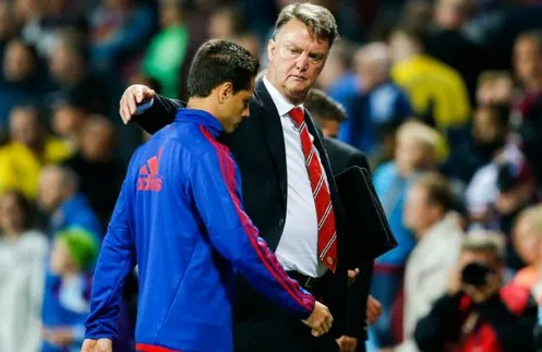 Van Gaal abraza a Chicharito