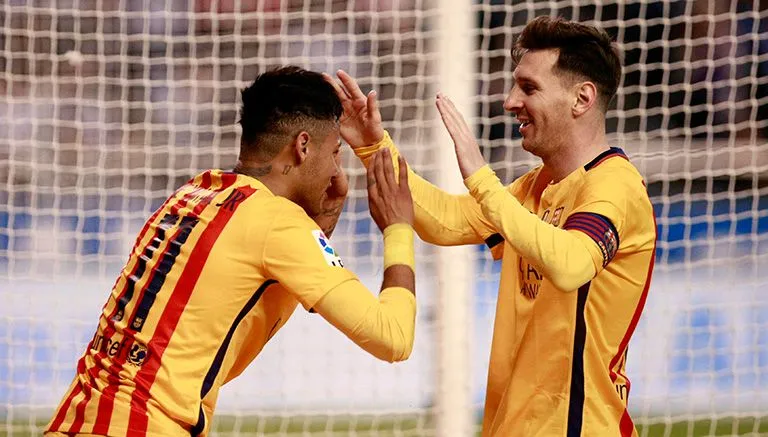 Neymar celebra con Messi tras el 8-0