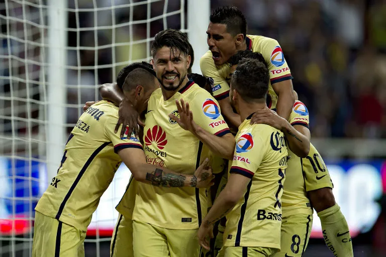 MEXSPORT Oribe es felicitado tras marcar un gol