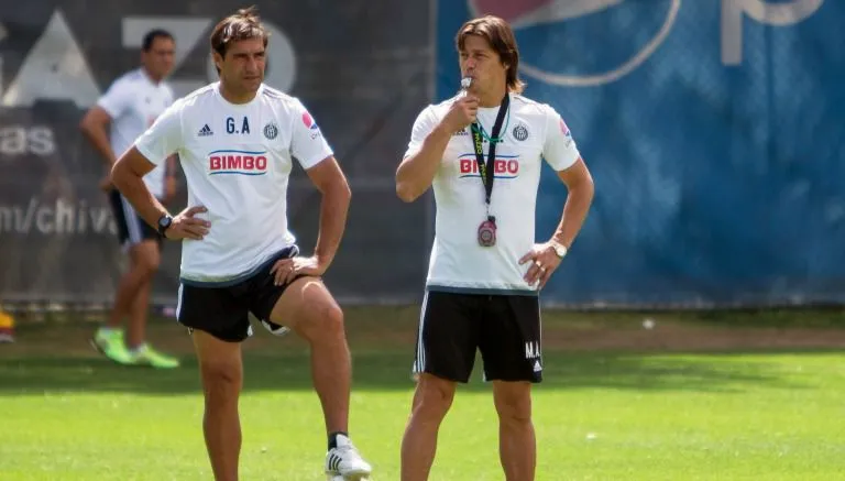 MEXSPORT Almeyda durante un entrenamiento de Chivas
