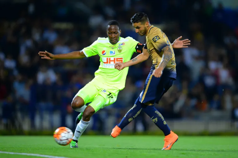 MEXSPORT Sosa da un pase en juego contra Táchira