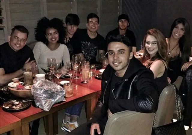 Neymar convive con sus amigos