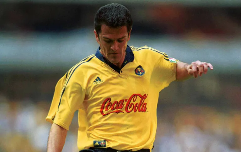 MEXSPORT Carlos Hermosillo controla el balón con América