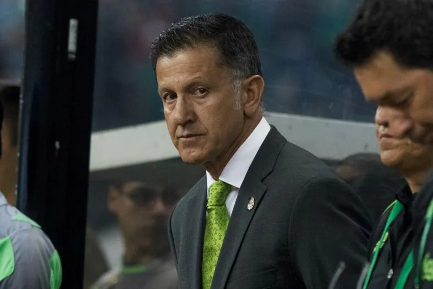 IMAGO7 Juan Carlos Osorio observa un partido desde la banca