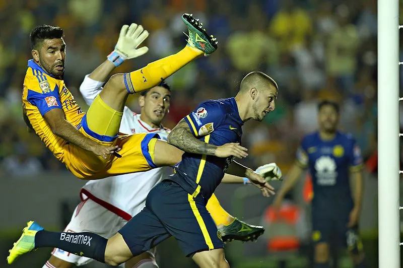 Benedetto remata para abrir el marcador en el Volcán