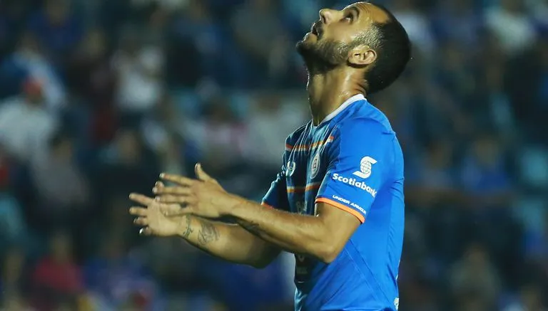 IMAGO7 Víctor Vázquez se lamenta en juego con Cruz Azul
