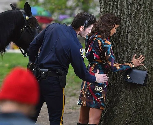 DAILY MAIL El 'oficial' catea a la rusa contra un árbol