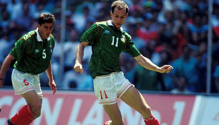 MEXSPORT Zague conduce el balón en partido con el Tri