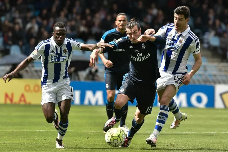 AP Bale pelea un balón durante el partido en Anoeta