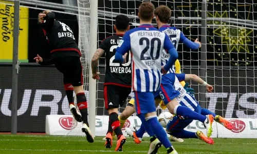 AP Brandt tira y vence al portero del Hertha