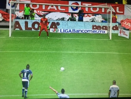 Osvaldito indicando a su portero la dirección del balón