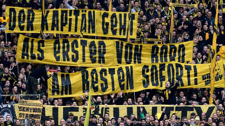 ESPECIAL Así fue el reclamo de la afición del Borussia a Hummels