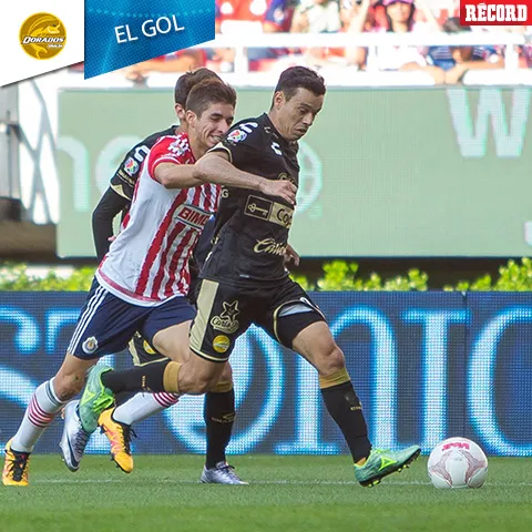 MEXSPORT Caraglio compite por el balón contra Brizuela