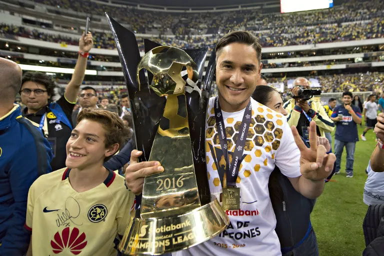 MEXSPORT Moi levanta la copa de Concacaf