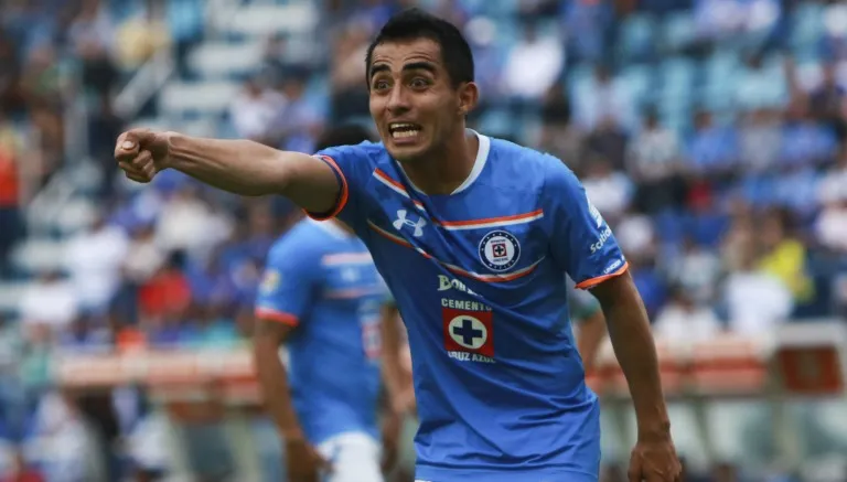 IMAGO7 Rafael Baca reclama una falta