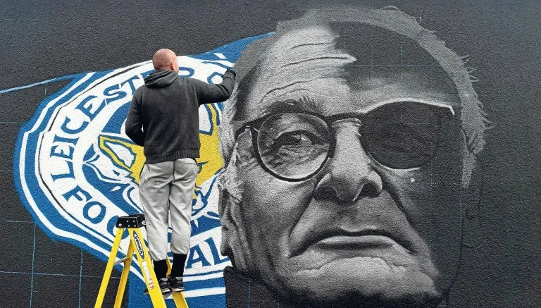 Aficionado pinta rostro del técnico en una pared