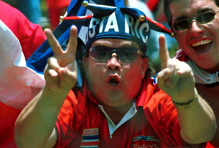 Aficionado tico festeja victoria