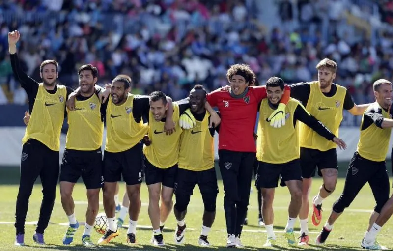 Memo celebra junto a sus compañeros del Málaga