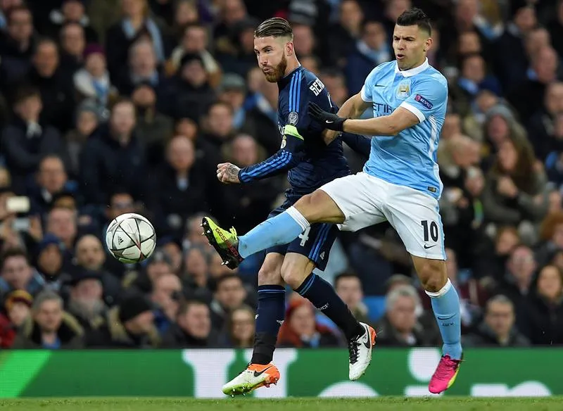 EFE Kun pelea balón con Ramos