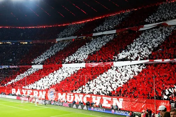 Franjas rojiblancas en la otra cabecera del inmueble