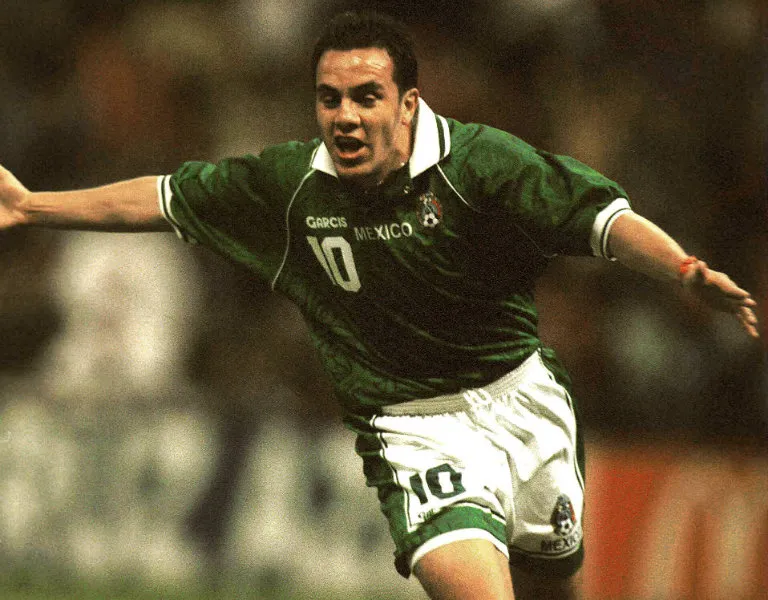 Palencia dispara en juego contra Brasil Blanco festeja gol contra Brasil en 1999