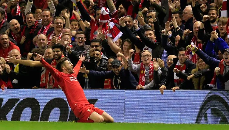 Adam Lallana festeja el 3-0 para los Reds