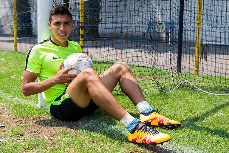 MIGUEL PONTÓN Pineda sostiene un balón en la portería de entrenamiento