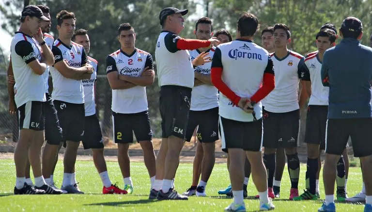 IMAGO7 Enrique Meza da indicaciones durante un entrenamiento del Morelia