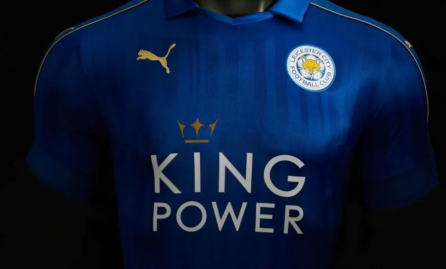 La nueva playera de los Foxes se asemeja a la de la selección italiana