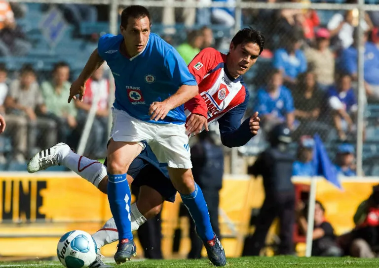 MEXSPORT Cruz Azul conduce el balón en juego contra Chivas