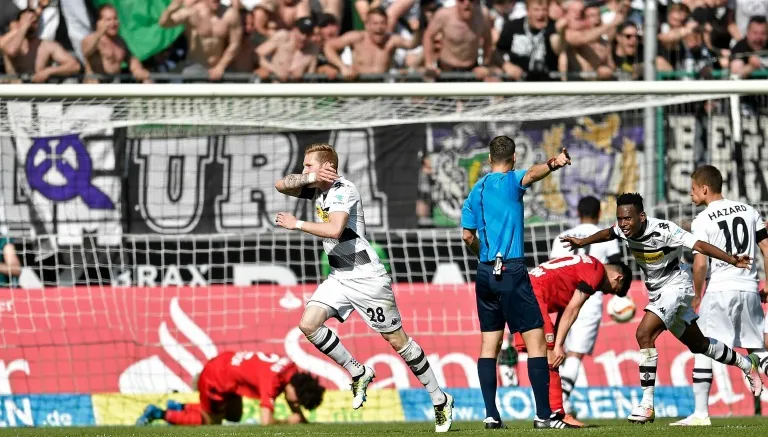 AP André Hahn celebra uno de sus goles contra el Leverkusen