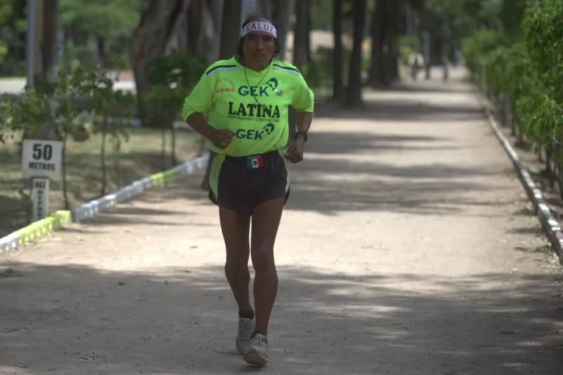 Luiggy, trotando en un parque de la CDMX