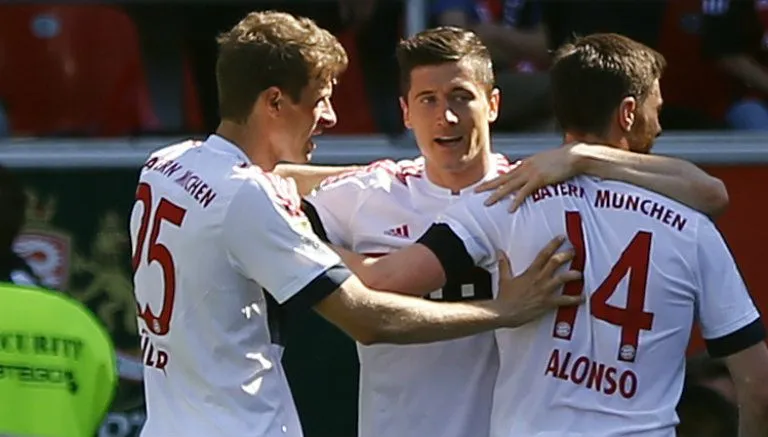 Lewandowski festeja un gol con sus compañeros