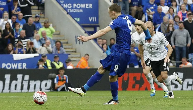 Jamie Vardy cobra un penalti