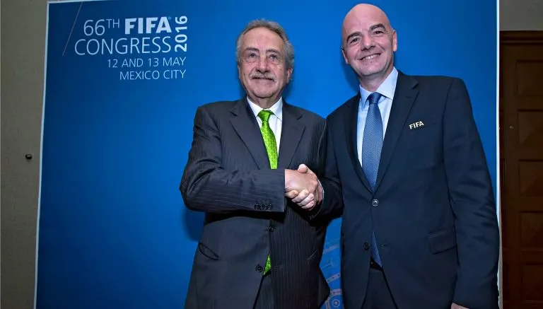 IMAGO7 Decio de María y Gianni Infantino durante una conferencia