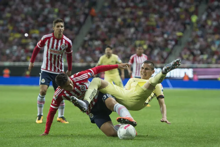 Entrada fuerte sobre Paul Aguilar