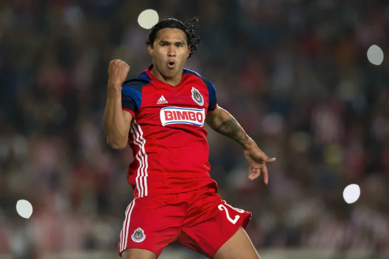 Gullit festeja gol de Chivas