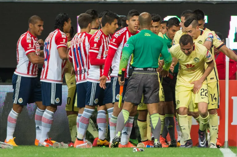 Vasos llovieron desde las gradas, luego de una falta sobre Aguilar