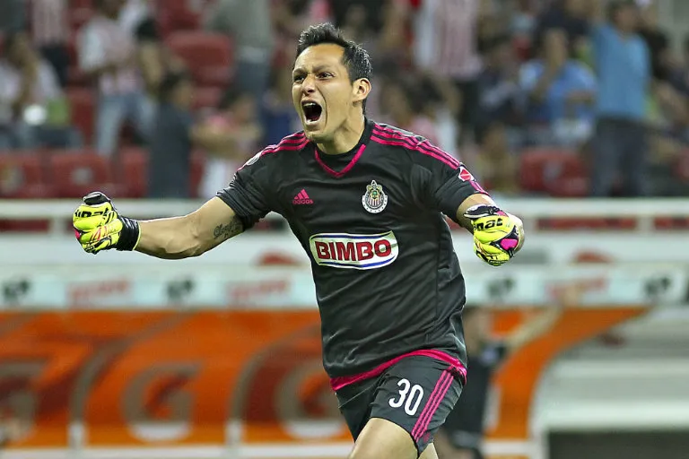Rodolfo Cota festeja gol de Chivas