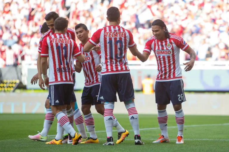 Jugadores de Chivas celebran gol