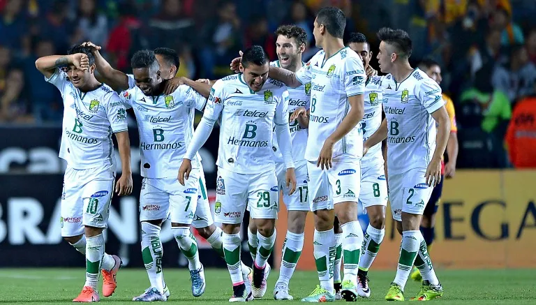 MEXSPORT Montes festeja con sus compañeros su gol en el Morelos