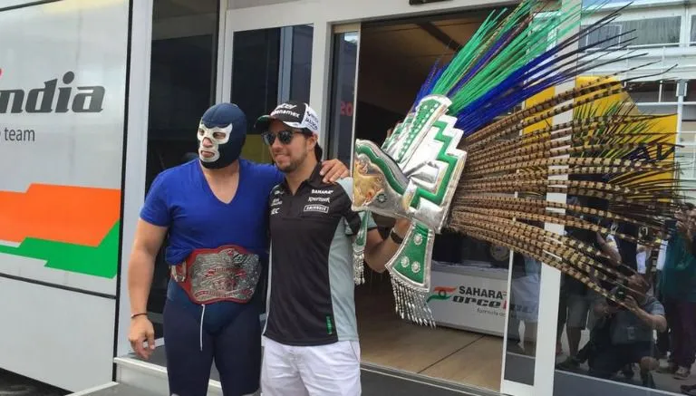 @FORCEINDIAF1 Los deportistas posaron con un penacho azteca