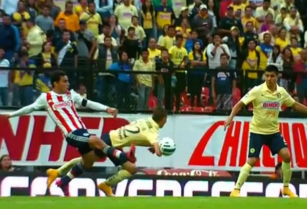 ESPECIAL Paul Aguilar comete clara mano en el Clásico del Ap 2014