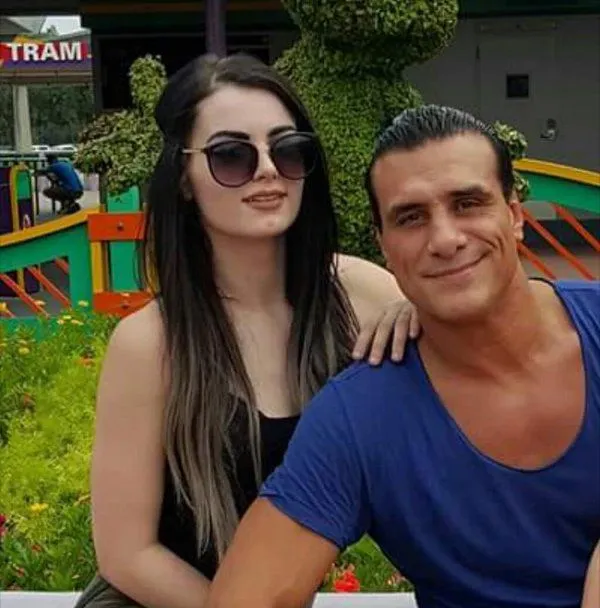 Paige posa junto al Hércules Potosino