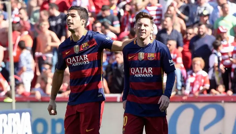 Luis Suárez y Lionel Messi durante el juego contra el Granada