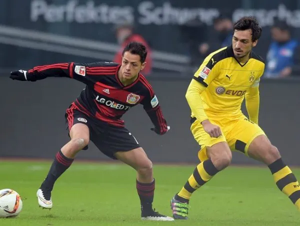 EFE Chicharito enfrentando a Mats Hummels en la Bundesliga
