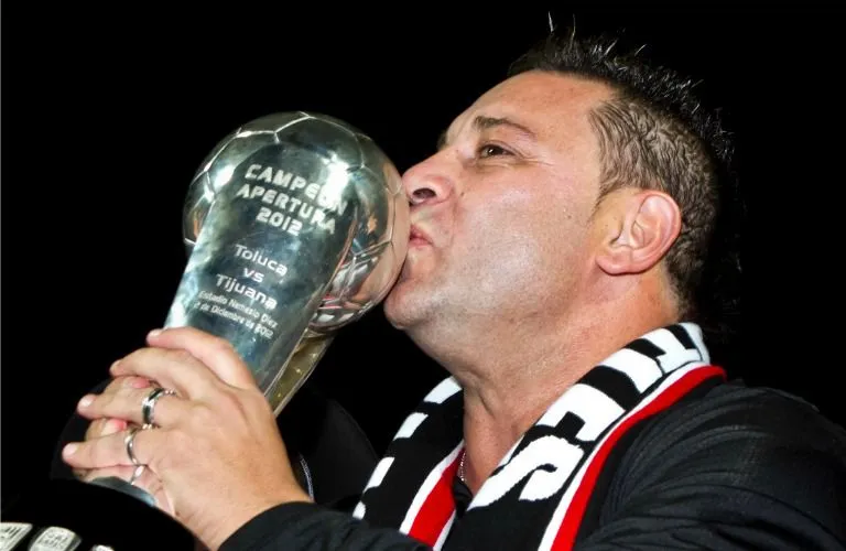 IMAGO7 Antonio Mohamed besa el trofeo conseguido con Tijuana