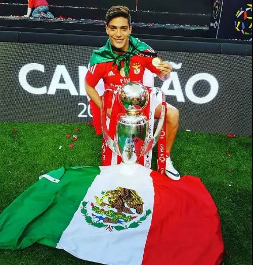 Jiménez posa con la copa de la Liga de Portugal
