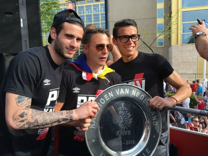 Moreno y compañís levantan el trofeo de la Eredivise