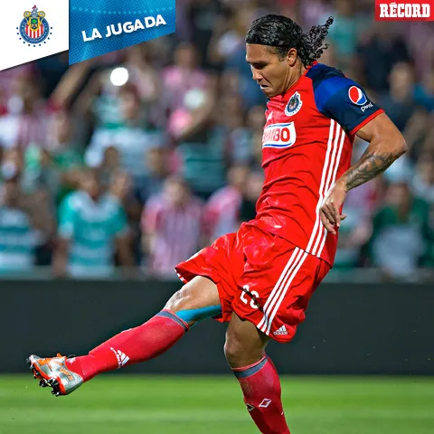 IMAGO7 Momento en que Carlos Peña cobra un penalti